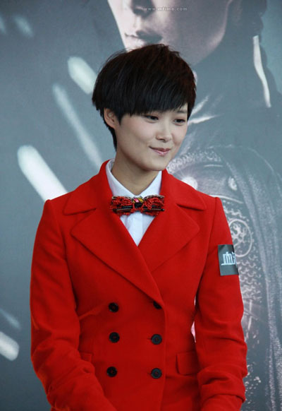 李宇春丹凤眼惊变双眼皮 疑似整容