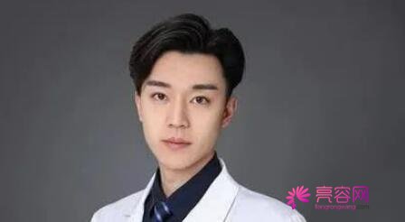 南京鼓楼医院徐晔爆红网络，颜值简直就是小说男主角！戳进来了解详情！
