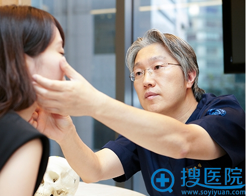 郑钟必院长面诊顾客照 郑钟必院长面诊顾客照