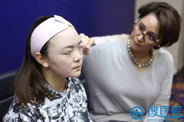 marva safa医生现场为志愿者设计中 marva safa医生现场为志愿者设计中