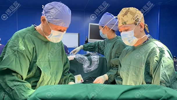 直播杨大平曾昂薛瑞三大教授隆胸手术过程 直播杨大平曾昂薛瑞三大教授隆胸手术过程