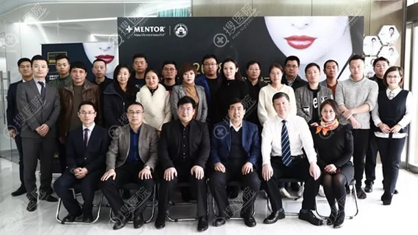 2018强生傲诺拉手术技术论坛嘉宾合影 2018强生傲诺拉手术技术论坛嘉宾合影